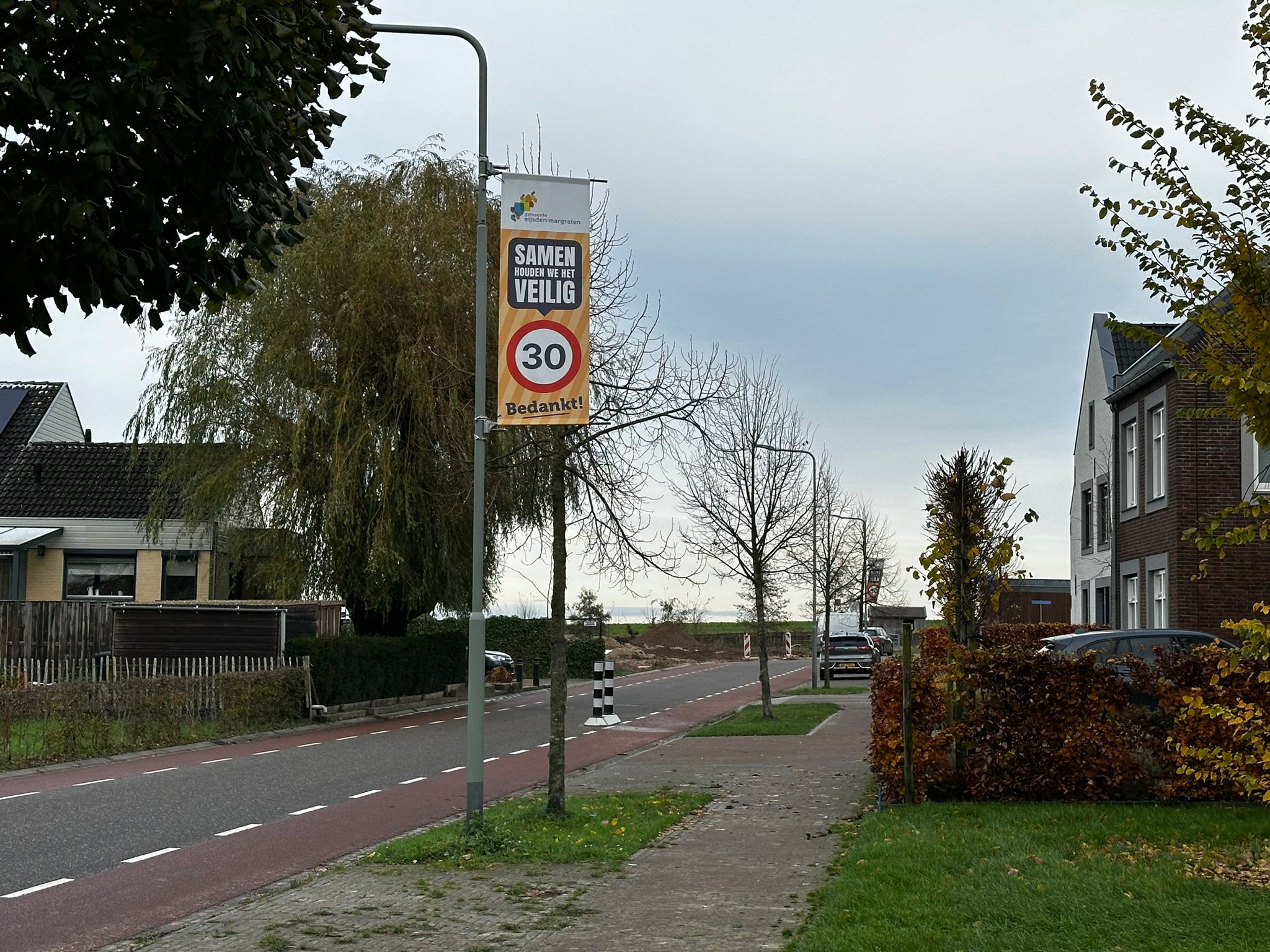 Verkeersbord 30 km in de straat